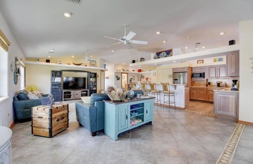 Cudjoe Key House | Pool, tiki hut, easy ocean access canal, dock, prime location 30m to Key West