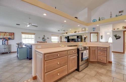 Cudjoe Key House | Pool, tiki hut, easy ocean access canal, dock, prime location 30m to Key West