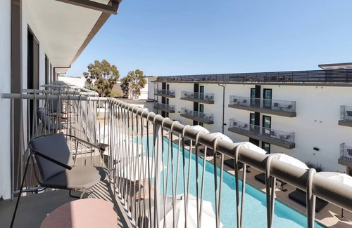 Inglewood House | Pool View King Room with Elegant Balcony, The Lüm Hotel, Close to SpaceX