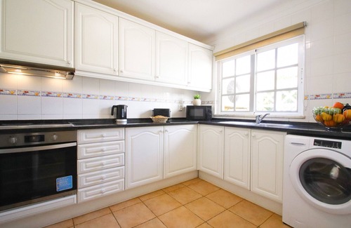Albufeira Ski Chalet | Pool View Townhouse 10 Min from the Beach