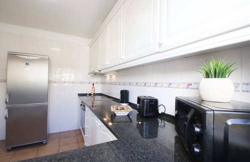 Albufeira Ski Chalet | Pool View Townhouse 10 Min from the Beach