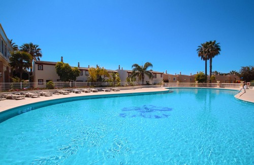 Albufeira Ski Chalet | Pool View Townhouse 10 Min from the Beach