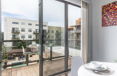Dallas Apartment | POOL VIEW TWO BEDROOM SUITE CENTRAL DALLAS FREE PARKING INTERNEt
