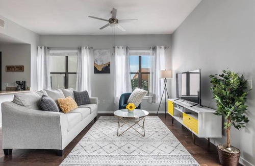 Dallas Apartment | POOL VIEW TWO BEDROOM SUITE CENTRAL DALLAS FREE PARKING INTERNEt