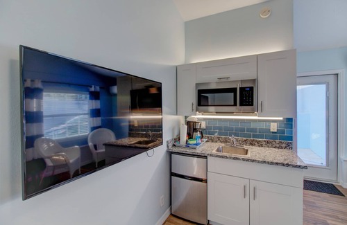 Siesta Key Hotel | POOL VIEW V5 Luxury King Bedroom Siesta Key Walk to beach DAILY SPECIALS