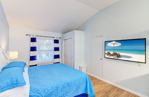 Siesta Key Hotel | POOL VIEW V5 Luxury King Bedroom Siesta Key Walk to beach DAILY SPECIALS