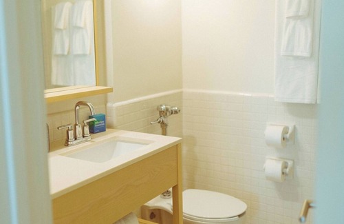 San Jacinto Hotel | Poolside Balcony + King Bed | Rooftop Bar & Walk to Attractions