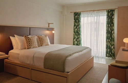 San Jacinto Hotel | Poolside Balcony + King Bed | Rooftop Bar & Walk to Attractions
