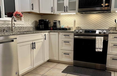 Oakland Hills House | Poolside Bungalow-2 bedroom, 2 bathroom. Close to beach, golf courses.