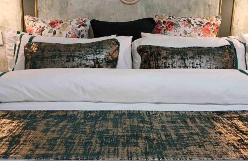 Germiston Apartment | Poolside cottage