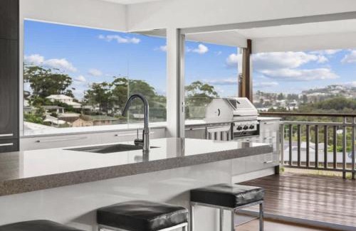 Wamberal Bed & Breakfast | Poolside Escape - Close To Beach & Golf Course