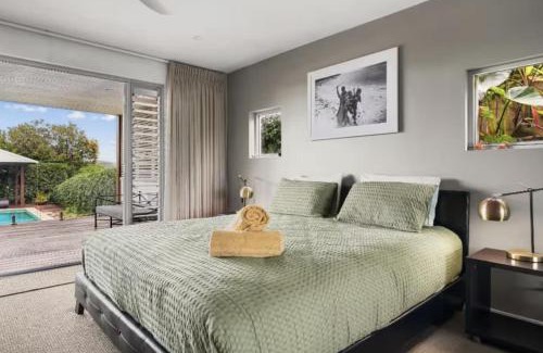 Wamberal Bed & Breakfast | Poolside Escape - Close To Beach & Golf Course