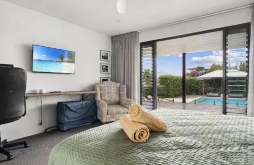 Wamberal Bed & Breakfast | Poolside Escape - Close To Beach & Golf Course