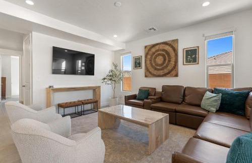 Washington House | Poolside Gathering home