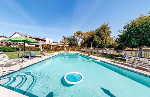 Palm Springs Apartment | Poolside Getaway Permit# 4610