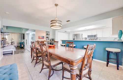 Lakewood Park House | Poolside Golf Paradise: 2 King Bdrms: Beaches 15 Min: Game room: Tee, Sun & Fun