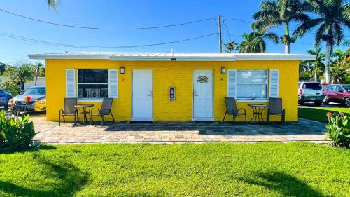 Biggar House | Poolside King Cottage with Kitchen - 10 Minutes to Beach!