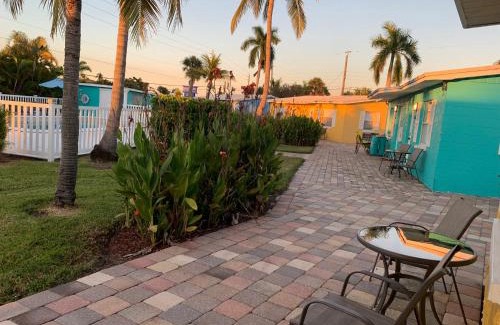 Biggar House | Poolside King Cottage with Kitchen - 10 Minutes to Beach!