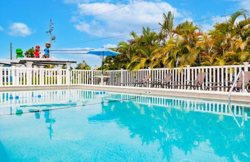 Biggar House | Poolside King Cottage with Kitchen - 10 Minutes to Beach!