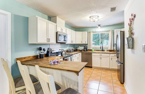 Gulf Breeze Villa | Poolside Oasis: 7 Mi to Pensacola Beach Boardwalk!