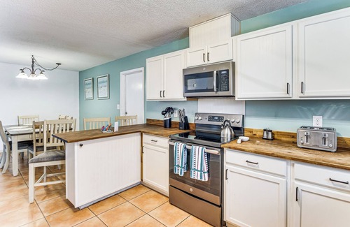Gulf Breeze Villa | Poolside Oasis: 7 Mi to Pensacola Beach Boardwalk!