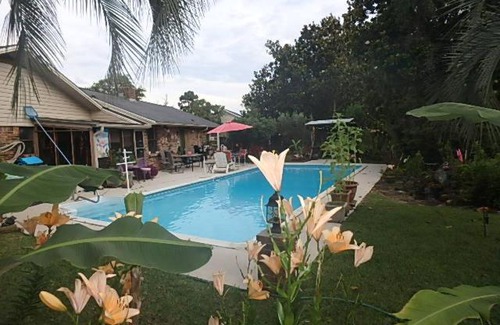 Navarre House | Poolside Paradise