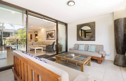 Port Douglas Resort | Poolside Relaxation Resort Retreat w Beach Access