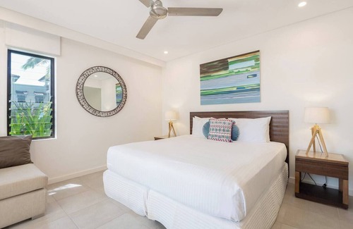 Port Douglas Resort | Poolside Relaxation Resort Retreat w Beach Access