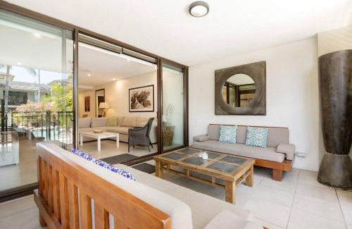 Port Douglas Apartment | Poolside Relaxation - Resort Retreat with Beach Access