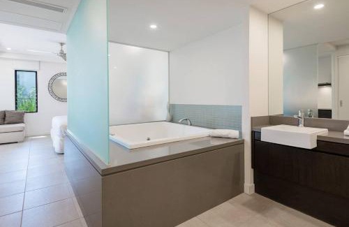 Port Douglas Apartment | Poolside Relaxation - Resort Retreat with Beach Access