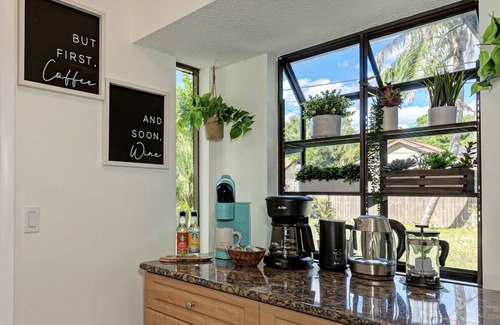 South Venice House | Poolside Retreat- free pool heat-7 min to beach-2 King beds