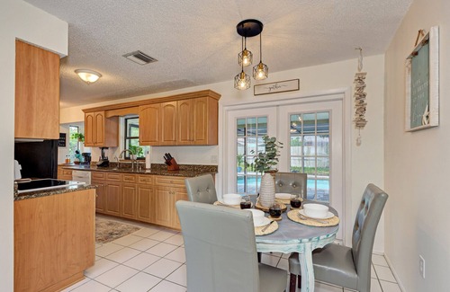 South Venice House | Poolside Retreat- free pool heat-7 min to beach-2 King beds