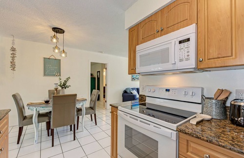 South Venice House | Poolside Retreat- free pool heat-7 min to beach-2 King beds