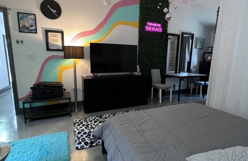 Bearss Plaza Hotel | Pop Culture Luxury Suite Tampa