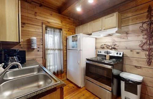 Townsend Cabin | Pop's Perch 2 Bedroom Cabin by RedAwning