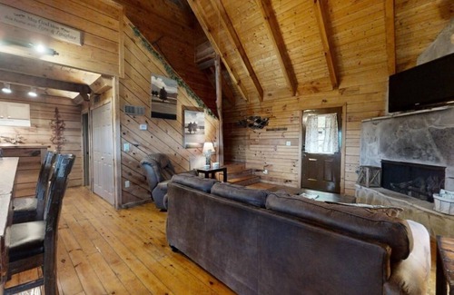 Townsend Cabin | Pop's Perch 2 Bedroom Cabin by RedAwning