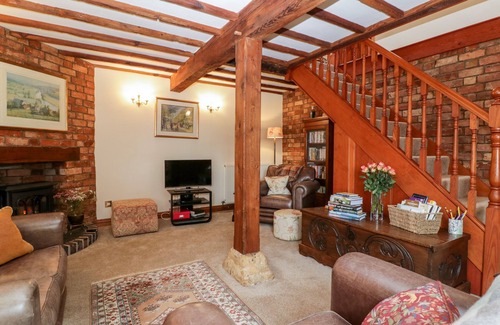 Dumbleton Cottage | POPLAR COTTAGE, with a garden in Tewkesbury