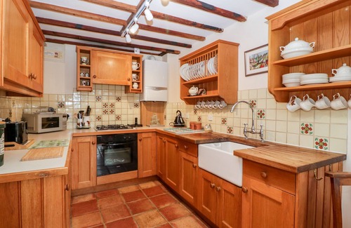 Dumbleton Cottage | POPLAR COTTAGE, with a garden in Tewkesbury