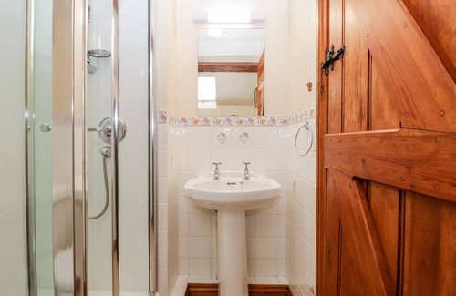 Dumbleton Cottage | POPLAR COTTAGE, with a garden in Tewkesbury
