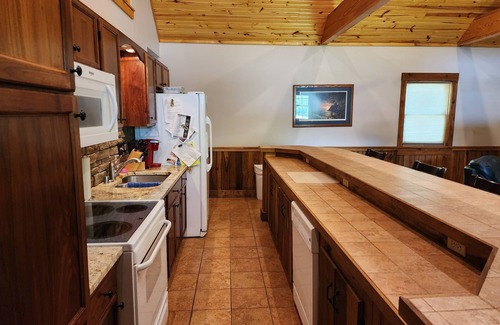 Cadiz House | Poplar House with 400 sq. ft screened porch with bar and big-screen TV- Sleeps 8