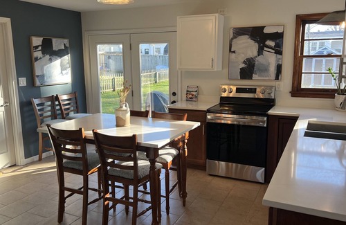 Three Oaks House | Poplar Place - 3 BR - Hot Tub - Steps from Downtown