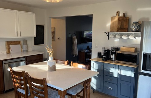 Three Oaks House | Poplar Place - 3 BR - Hot Tub - Steps from Downtown