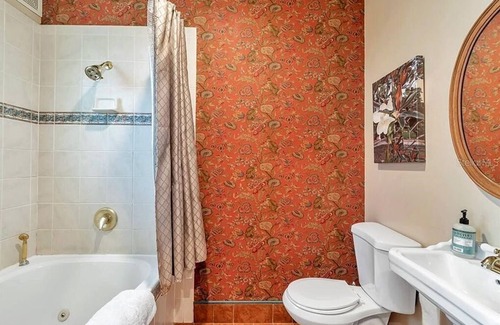 Historic Old Northeast Bed & Breakfast | Poplar Room at ONE Inn, Cozy, steps to Downtown St. Pete: Ideal for all guests