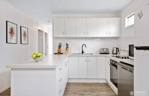 Cooee Bay House | Poppies Cottage - Beachside retreat in Cooee Bay