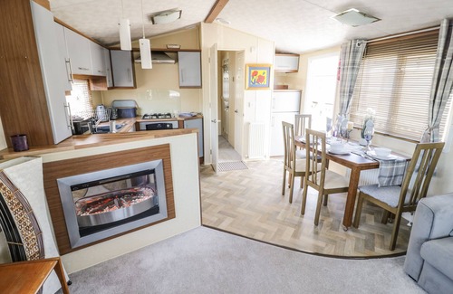 Tiddington Cottage | POPPY LODGE, pet friendly, with a garden in Stratford-Upon-Avon