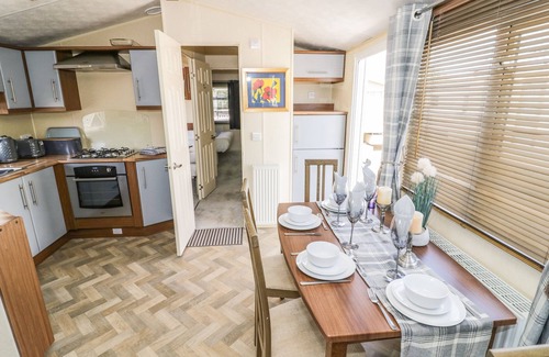 Tiddington Cottage | POPPY LODGE, pet friendly, with a garden in Stratford-Upon-Avon
