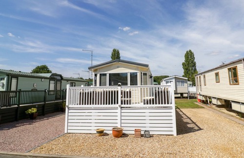 Tiddington Cottage | POPPY LODGE, pet friendly, with a garden in Stratford-Upon-Avon