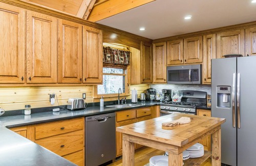 Dahlonega Cabin | Poppy's Great Escape, Log Cabin-HotTub/Gated/4 Bed/4 Bath/Dog Friendly/!
