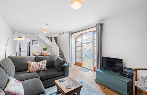 Henllan Cottage | POPTY BACH, pet friendly, character holiday cottage in Henllan