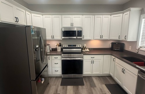 Bellmore House | Popular: 5 bed, 3.5 bath - Country Oasis